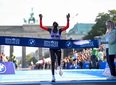 kenyan duo sawe and wanjiru triumph at berlin marathon