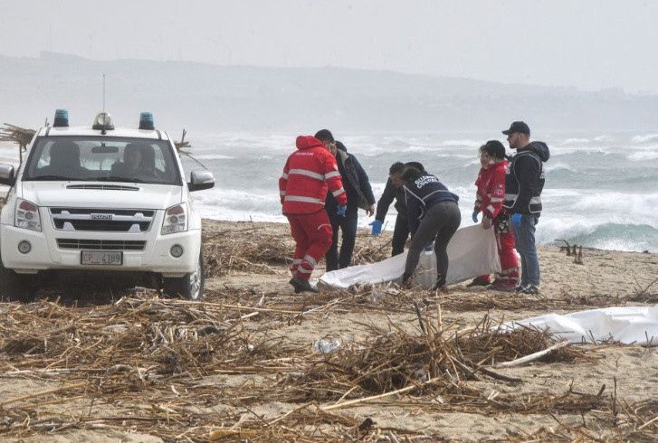 rescuers recover a body after a suspected migrant boat is wrecked and bodies believed to be of refugees were found in cutro the eastern coast of italy s calabria region italy february 26 2023 reuters giuseppe pipita