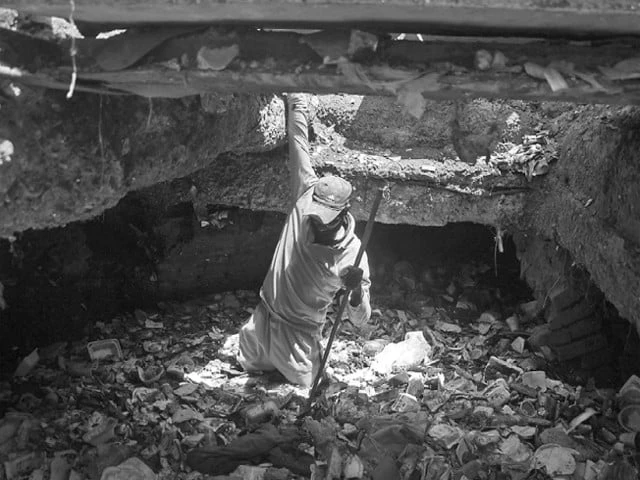 probing the depths a rescue worker sifts through the trash choking the nullah leh near bohar bazaar as the search for six year old hareem who went missing from near committee chowk rawalpindi continued for the second day photo online probing the depths a rescue worker sifts through the trash choking the nullah leh near bohar bazaar as the search for six year old hareem who went missing from near committee chowk rawalpindi continued for the second day photo online