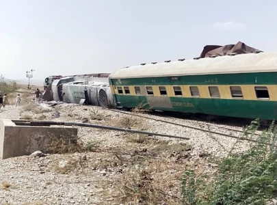 four injured as bolan mail collides with goods train in balochistan