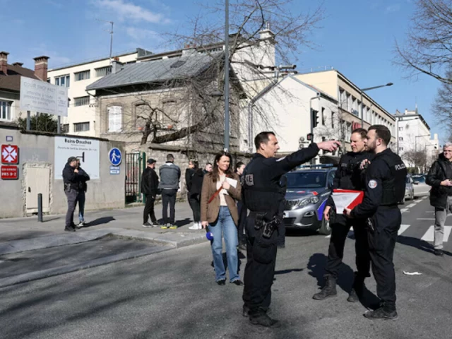 french police secure the area close to the site where an unexploded bomb dating back to world war two was discovered 2 5 km 1 55 miles from the paris gare du nord train station in saint denis near paris france march 7 2025 photo reuters french police secure the area close to the site where an unexploded bomb dating back to world war two was discovered 2 5 km 1 55 miles from the paris gare du nord train station in saint denis near paris france march 7 2025 photo reuters