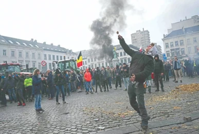 a farmer throws a potato near the european parliament during a farmers protest to denounce the reforms of the cap and trade agreements such as the mercosur in brussels photo afp