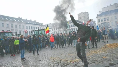 a farmer throws a potato near the european parliament during a farmers protest to denounce the reforms of the cap and trade agreements such as the mercosur in brussels photo afp