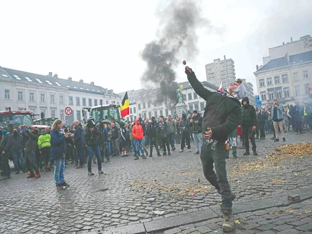 a farmer throws a potato near the european parliament during a farmers protest to denounce the reforms of the cap and trade agreements such as the mercosur in brussels photo afp a farmer throws a potato near the european parliament during a farmers protest to denounce the reforms of the cap and trade agreements such as the mercosur in brussels photo afp