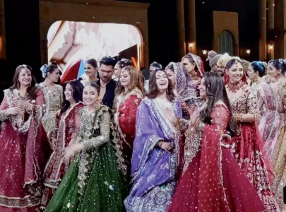 bridal fashion show draws star studded crowd in karachi