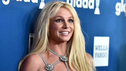 britney spears tells worried fans i m fine