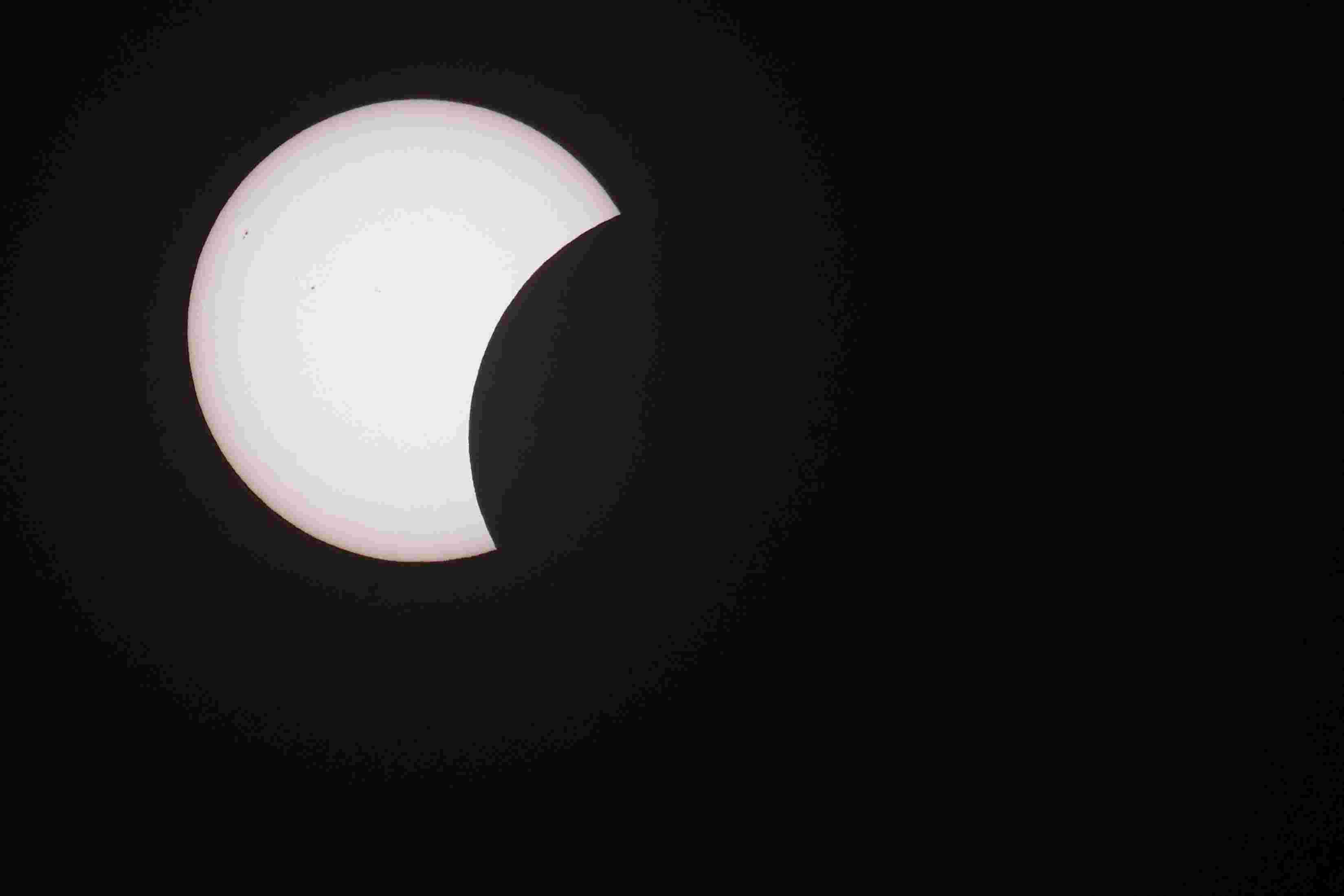 The beginning of a near total solar eclipse, with more than 90 percent of the Sun blocked by the Moon across Britain, is pictured in central London on August 12, 2026. Photo: AFP