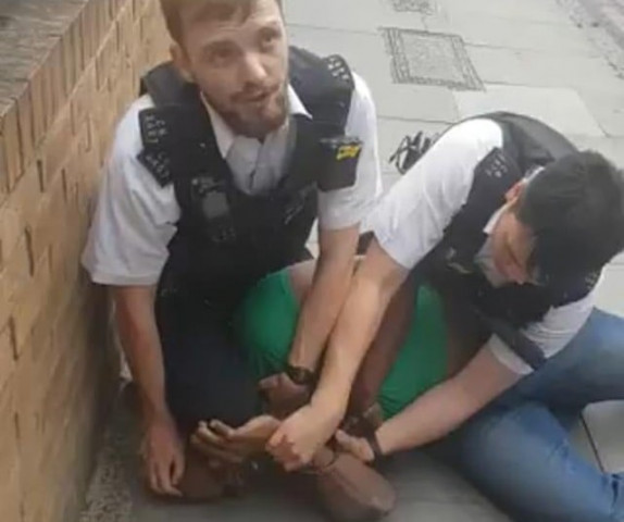 a police officer has been suspended after he was filmed kneeling on a suspect s neck during an arrest in islington london yesterday evening photo courtesy dailymail a police officer has been suspended after he was filmed kneeling on a suspect s neck during an arrest in islington london yesterday evening photo courtesy dailymail
