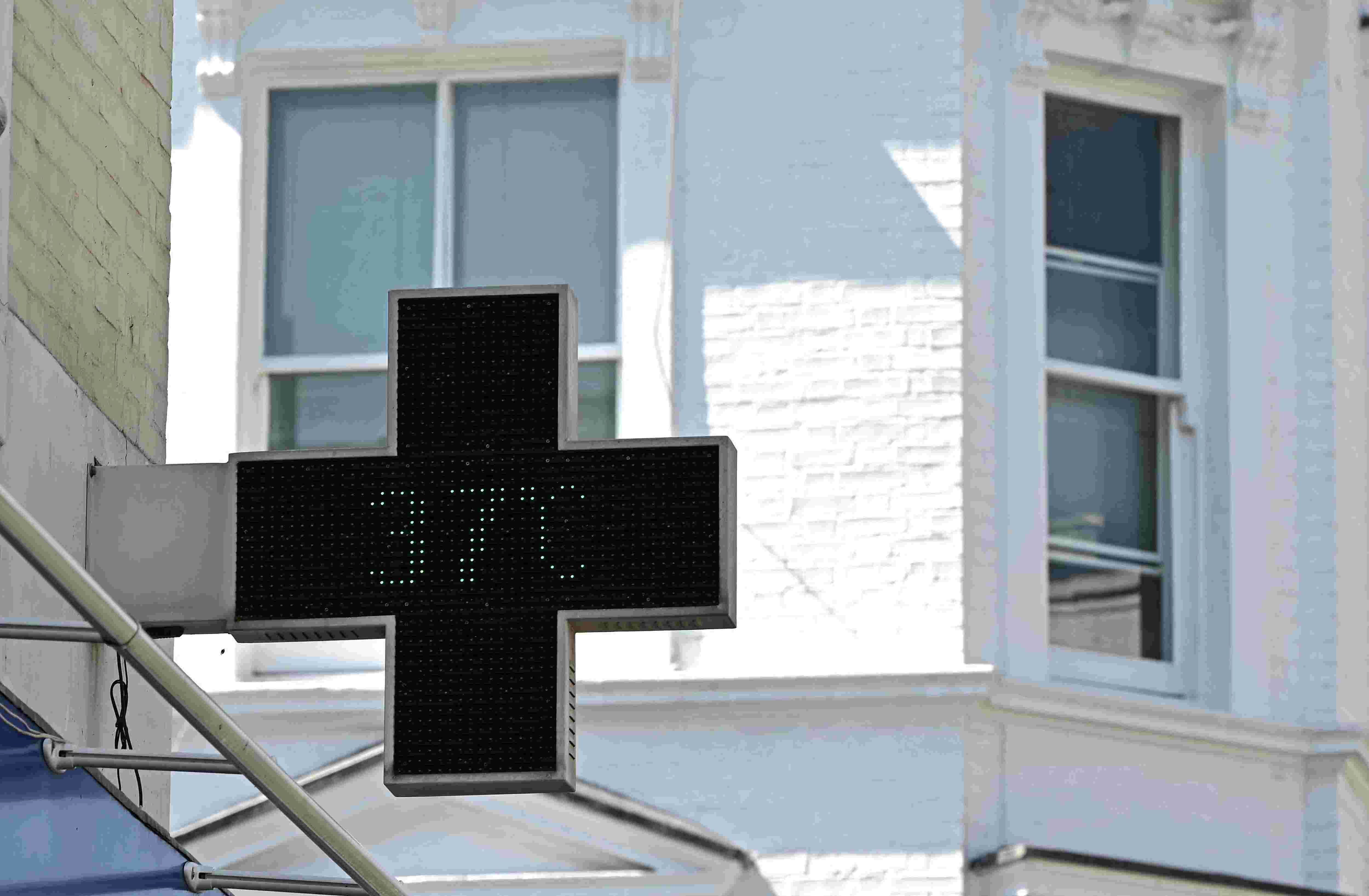 A sign outside a pharmacy displays the 37 degree temperature in west London during a heatwave, in central London on June 24, 2026. Photo: AFP
