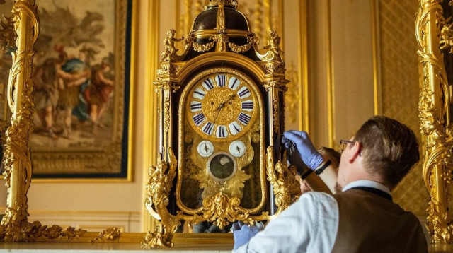 1 600 clocks owned by the royal family manually changed this weekend 1 600 clocks owned by the royal family manually changed this weekend