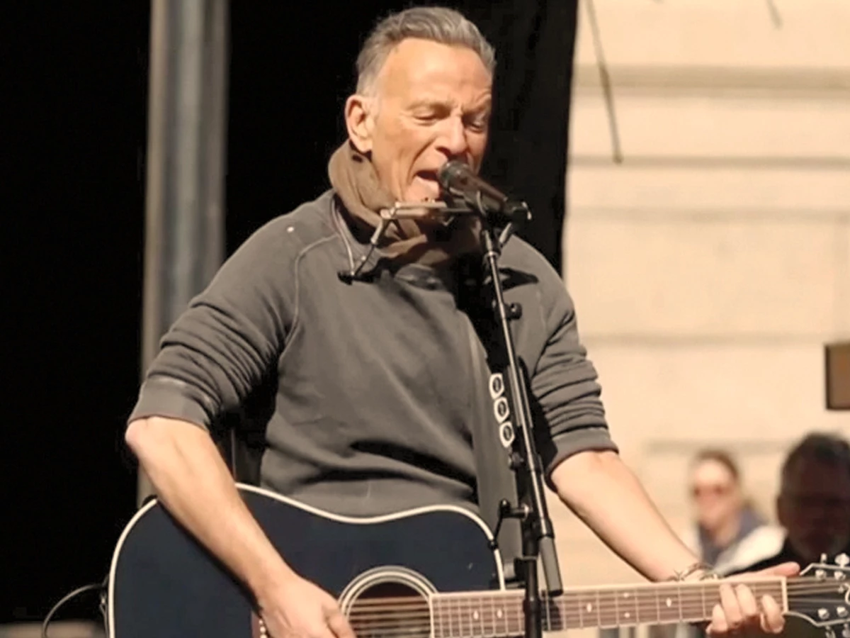 bruce springsteen criticises donald trump during minneapolis tour opener