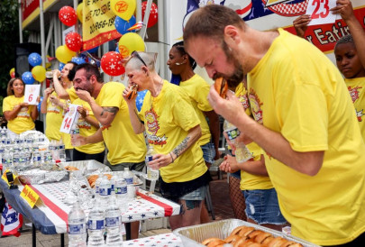34 burgers in 10 minutes it s a tie at us eatery contest 34 burgers in 10 minutes it s a tie at us eatery contest