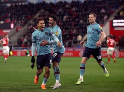 burnley made to wait for title