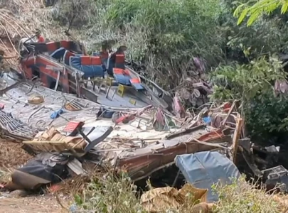 bus plunges off cliff in central sri lanka killing 21 and injuring dozens bus plunges off cliff in central sri lanka killing 21 and injuring dozens