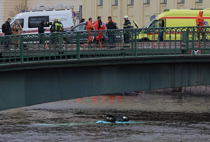 Rescuers work at the site where a passenger bus fell off a bridge into a river in Saint Petersburg, Russia May 10, 2024. PHOTO: REUTERS