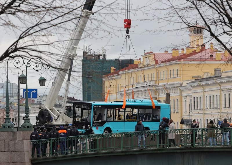 specialists lift a passenger bus that fell off a bridge into a river in saint petersburg russia may 10 2024 photo reuters