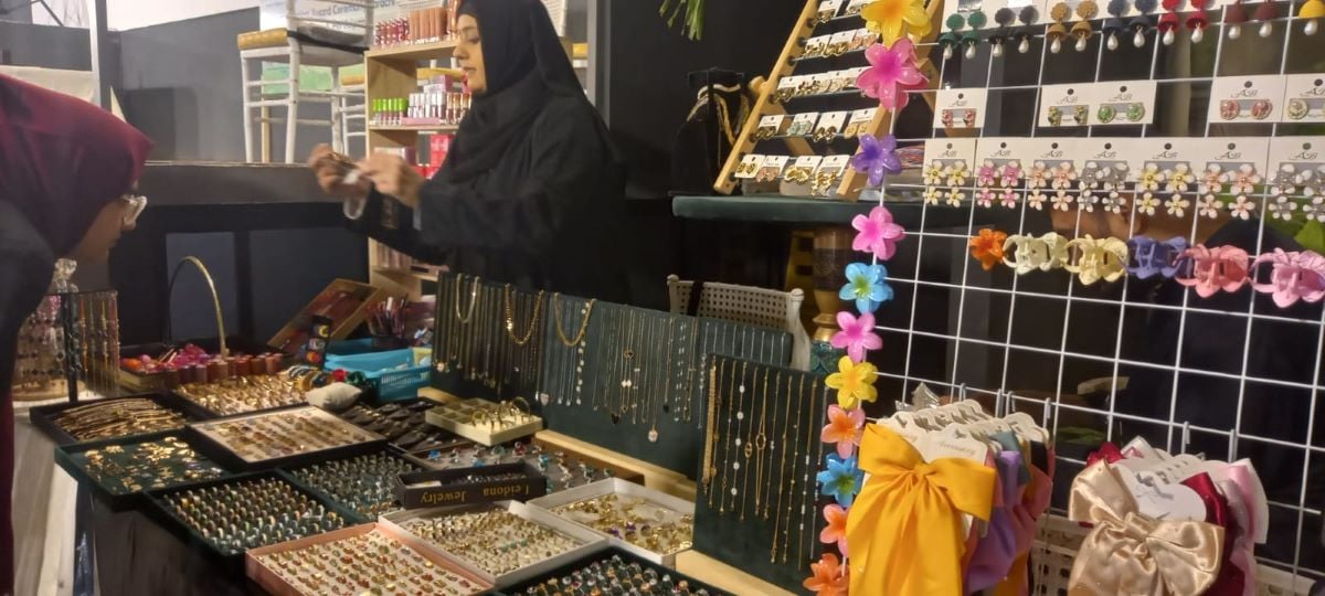 A women with handcrafted goods. PHOTO: QAISER KAMRAN