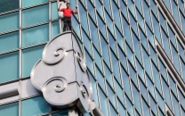 alex honnold climbs taipei 101 without ropes in jaw dropping netflix stunt alex honnold climbs taipei 101 without ropes in jaw dropping netflix stunt