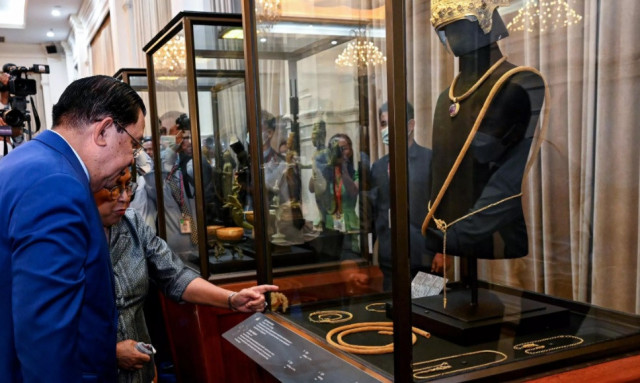 cambodia s prime minister hun sen inspects some of the returned treasures kok ky cambodia s government cabinet afp cambodia s prime minister hun sen inspects some of the returned treasures kok ky cambodia s government cabinet afp