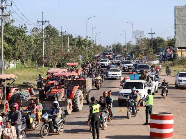 tens of thousands of people have evacuated from border regions since the fresh fighting began on sunday photo afp tens of thousands of people have evacuated from border regions since the fresh fighting began on sunday photo afp