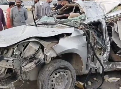 three women die in car crash on shahrah e faisal