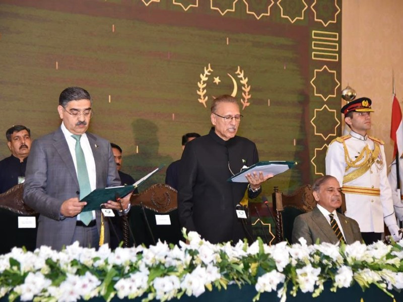 president dr arif alvi administrating the oath of anwaarul haq kakar as the caretaker prime minister at an oath taking ceremony held at aiwan e sadr in islamabad on august 14 2023 photo pid