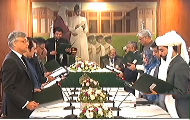 governor sindh kamran tesori is administering the oath of office to the 10 member caretaker cabinet on saturday august 19 2023 screengrab