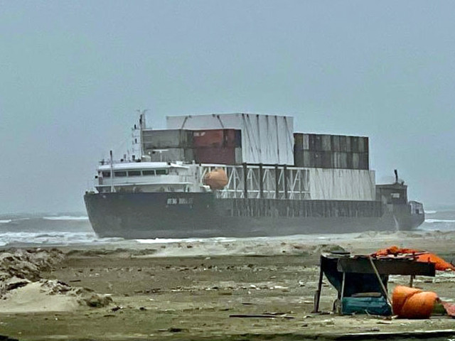 hang tong got stuck due to high sea waves and faulty engine while it was returning after offloading shipments at the karachi port photo courtesy mmnews tv
