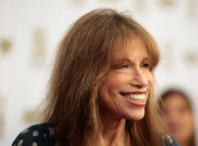 carly simon breaks silence on parkinson s diagnosis and new album