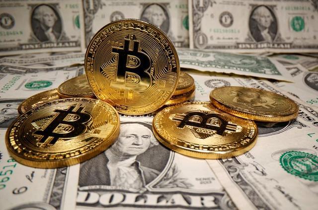 Photo of Bitcoin falls below $19,000 as cryptos creak under rate hike risk