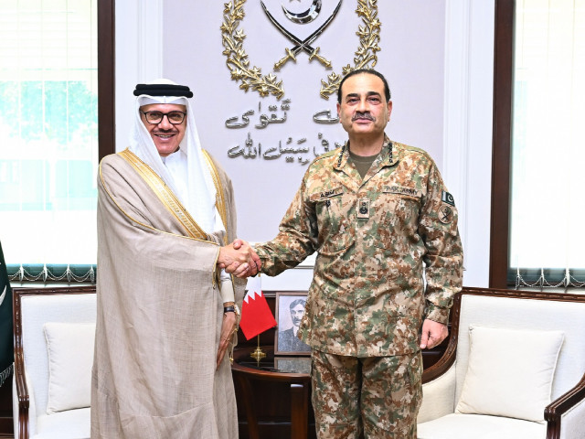CDF Asim Munir shakes hand of Bahrain FM Al Zayani at the General Headquarters (GHQ) in Rawalpindi on Thursday, October 8, 2026.