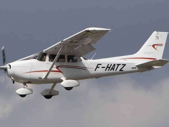 a cessna 172s and a lancair 360 mk ii both fixed wing single engine aircraft collide in mid air photo wikimedia commons a cessna 172s and a lancair 360 mk ii both fixed wing single engine aircraft collide in mid air photo wikimedia commons