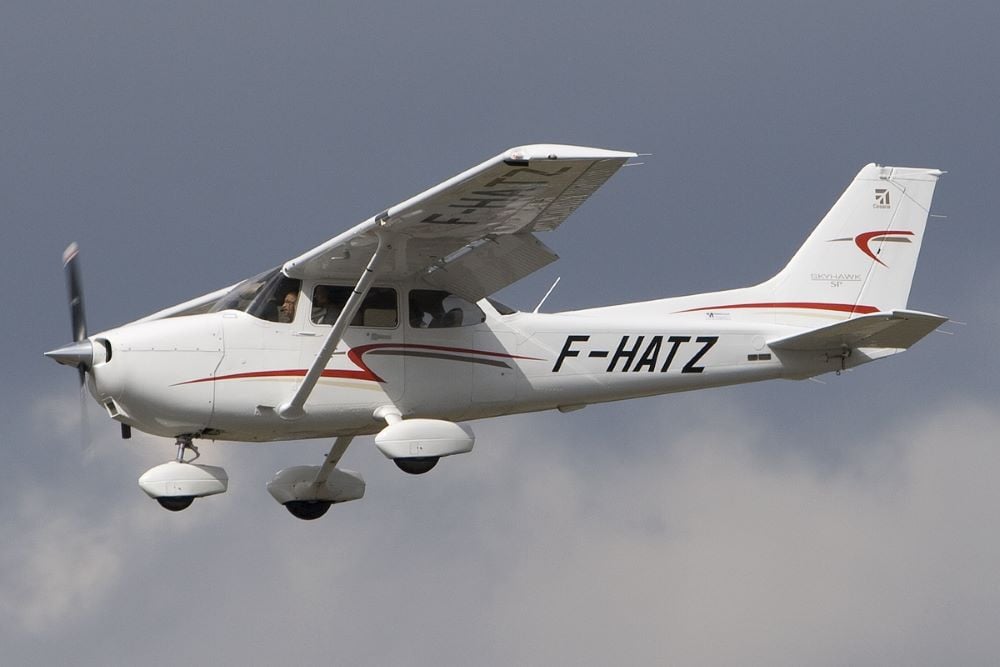 a cessna 172s and a lancair 360 mk ii both fixed wing single engine aircraft collide in mid air photo wikimedia commons