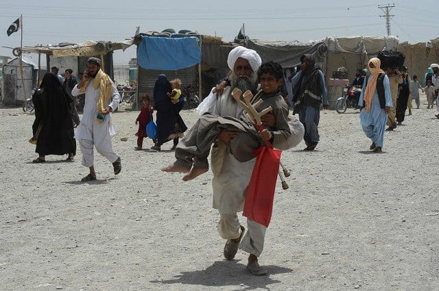 people walk towards a border crossing point in pakistan s border town of chaman after pakistan partially reopened its southern crossing with afghanistan shut off since the taliban seized control of the strategic border town on the other side people walk towards a border crossing point in pakistan s border town of chaman after pakistan partially reopened its southern crossing with afghanistan shut off since the taliban seized control of the strategic border town on the other side