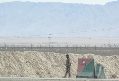 a pakistani security personnel stands guard at the border along afghanistan in chaman following overnight clashes between forces of the two countries photo afp