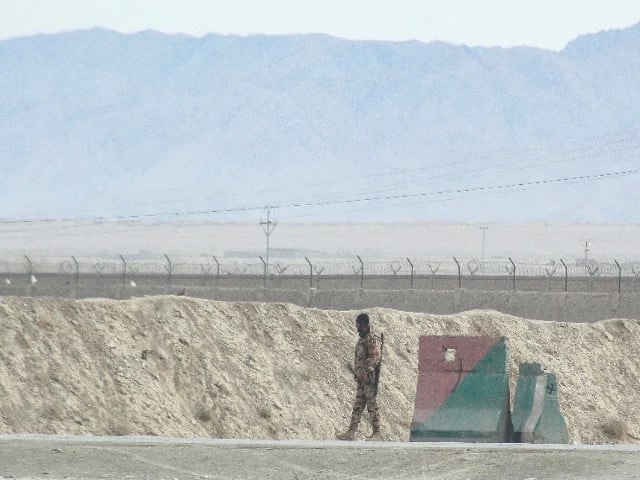 a pakistani security personnel stands guard at the border along afghanistan in chaman following overnight clashes between forces of the two countries photo afp a pakistani security personnel stands guard at the border along afghanistan in chaman following overnight clashes between forces of the two countries photo afp