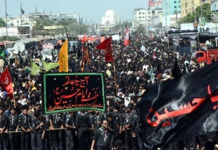 a picture of the main chehlum procession in karachi express