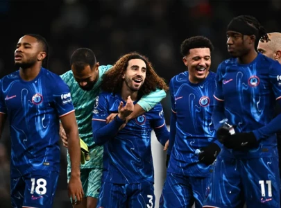 chelsea stun spurs with 4 3 victory to rise to second place