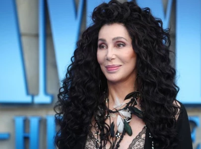 cher mistakenly names luther vandross instead of kendrick lamar during record of the year announcement