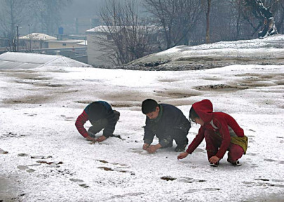 white surprise gilgit blanketed by snow after 11 years