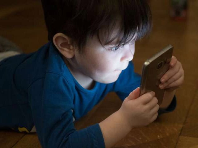 cell phones severe threat to children s eyesight warns expert cell phones severe threat to children s eyesight warns expert