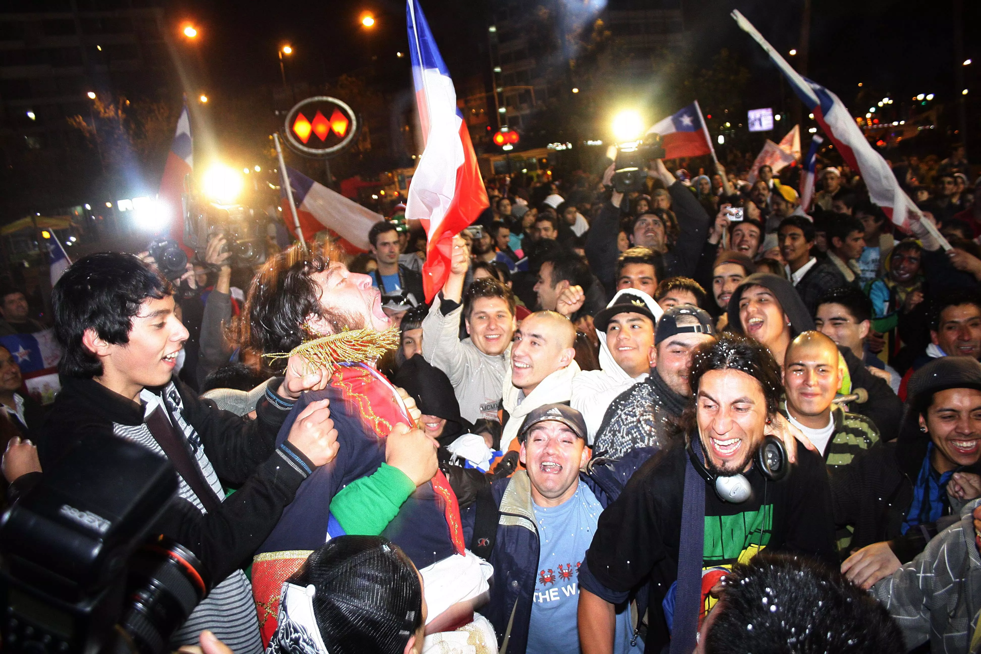 chile s joy spreads to the world as all 33 miners saved chile s joy spreads to the world as all 33 miners saved