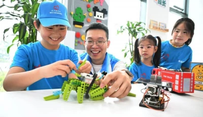 a volunteer 2nd l instructs a child how to assemble a robot in qingdao east china s shandong province july 24 2026 photo xinhua
