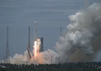 a long march 10b carrier rocket takes off from wenchang spacecraft launch site before returning vertically to an offshore platform for a controlled recovery in hainan province china july 10 2026 photo china daily via reuters