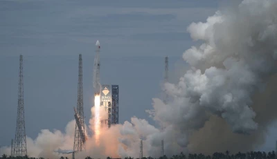 a long march 10b carrier rocket takes off from wenchang spacecraft launch site before returning vertically to an offshore platform for a controlled recovery in hainan province china july 10 2026 photo china daily via reuters