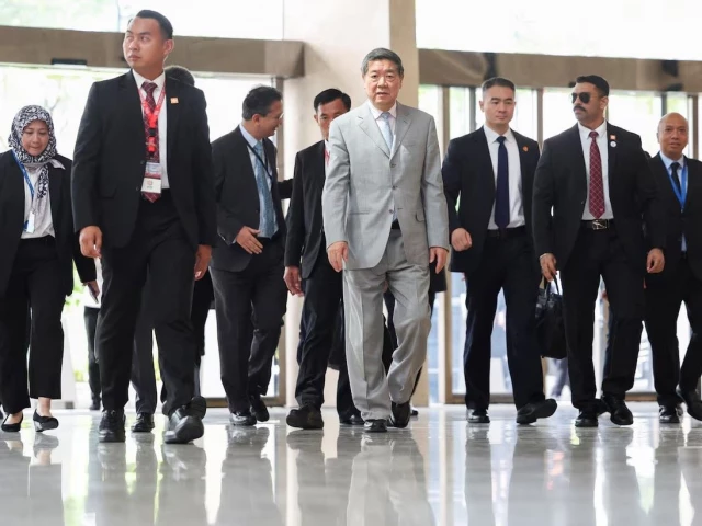 US, China race to ease tensions ahead of Trump-Xi Malaysia talks