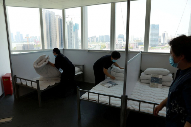 workers make beds at a 17 storey office building to convert it into a makeshift hospital for the coronavirus disease covid 19 in shanghai china april 12 2022 china daily via reuters workers make beds at a 17 storey office building to convert it into a makeshift hospital for the coronavirus disease covid 19 in shanghai china april 12 2022 china daily via reuters