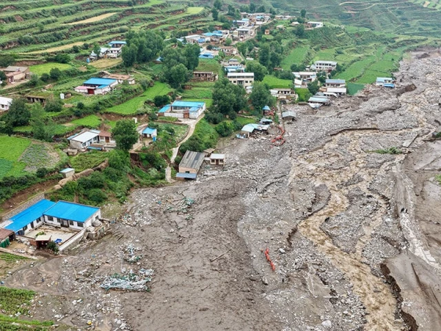 rescue workers search for survivors after a flash flood in yuzhong county in china s northwest gansu province on august 8 2025 photo afp rescue workers search for survivors after a flash flood in yuzhong county in china s northwest gansu province on august 8 2025 photo afp