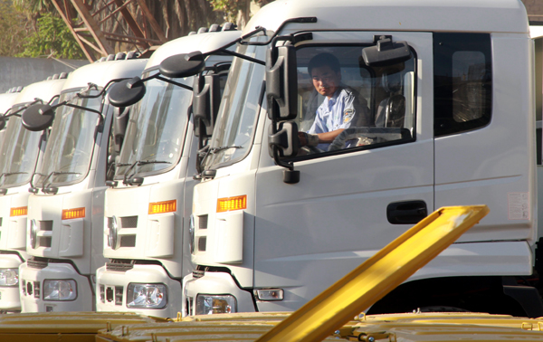 The Chinese supervisors have difficulty communicating with the local labourers. PHOTO: ATHAR KHAN/EXPRESS