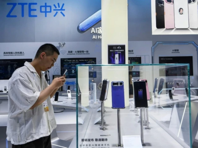 Pocket-size AI: Powerful phones star at China show | The Express Tribune Pocket-size AI: Powerful phones star at China show | The Express Tribune